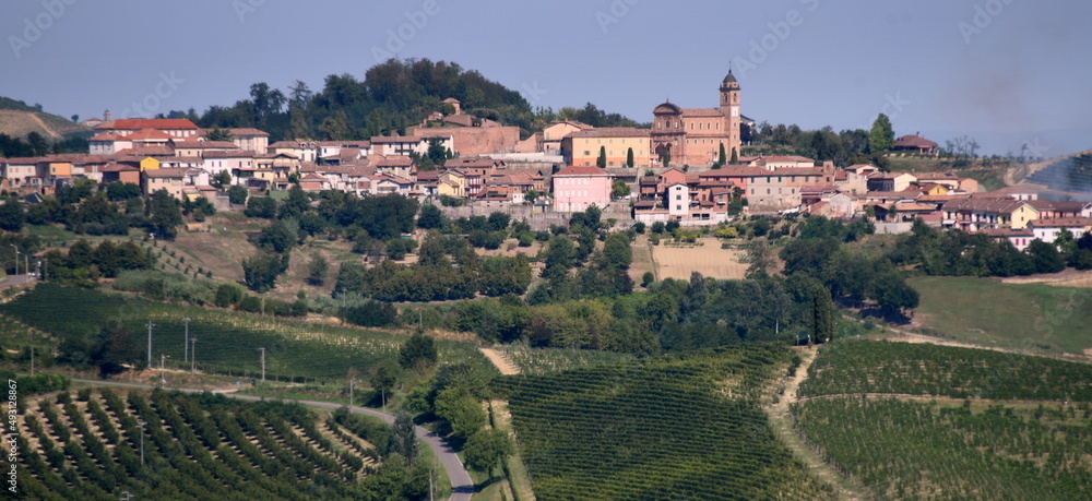 Liebliches Piemont mit Altstadt von Castelnuovo Calcea auf einem Hügel