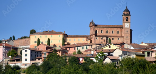 Konstfotografi Altstadt von Castelnuovo Calcea auf einem Hügel im Piemont