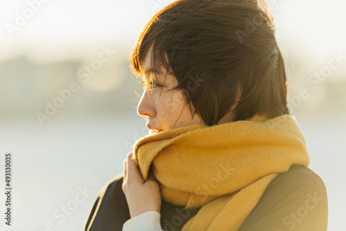 海辺 ショートヘアの女性 逆光 photo