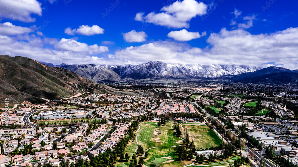 Φωτογραφία Beautiful, aerial view of San Bernardino Peak in the San Brnardino Mountans towe