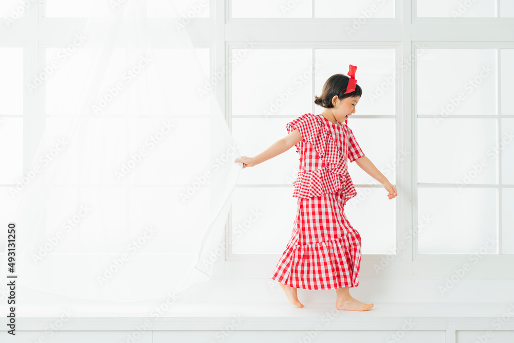 赤いドレスを着た女の子 赤いドレスを着た女の子
