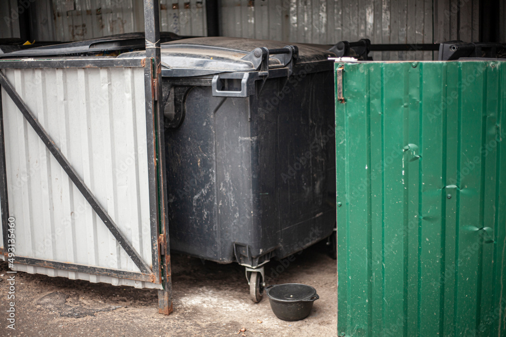 Garbage can outside. Container for waste collection. Plastic tank for throwing out food waste. Cleaning temperature. Garbage can outside. Container for waste collection. Plastic tank for throwing out food waste. Cleaning temperature.