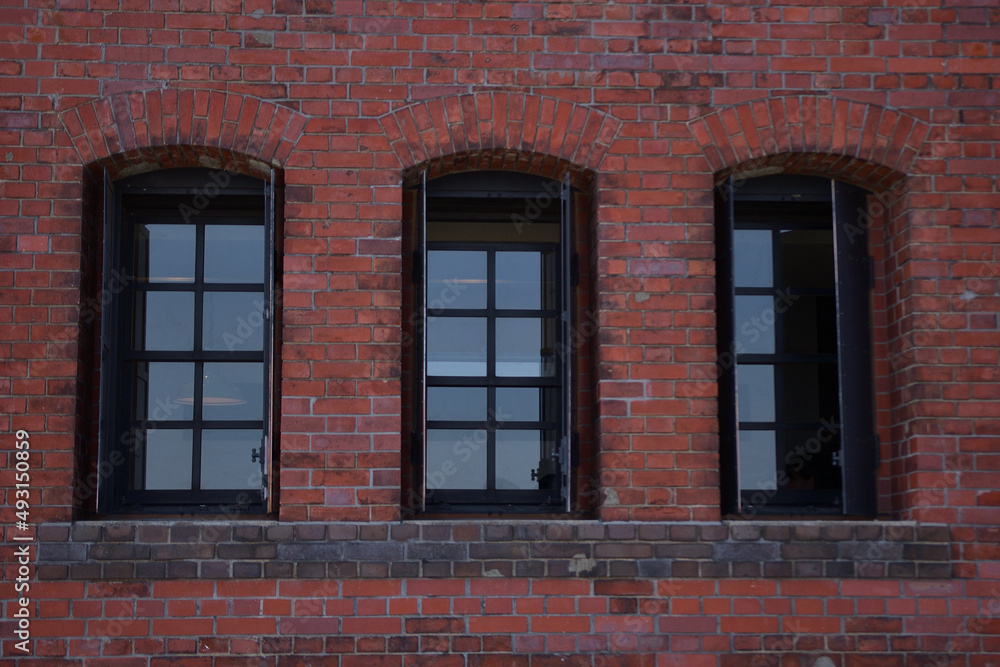 レンガ造りの壁に並んだ窓