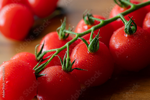 食卓の上のトマト © syu