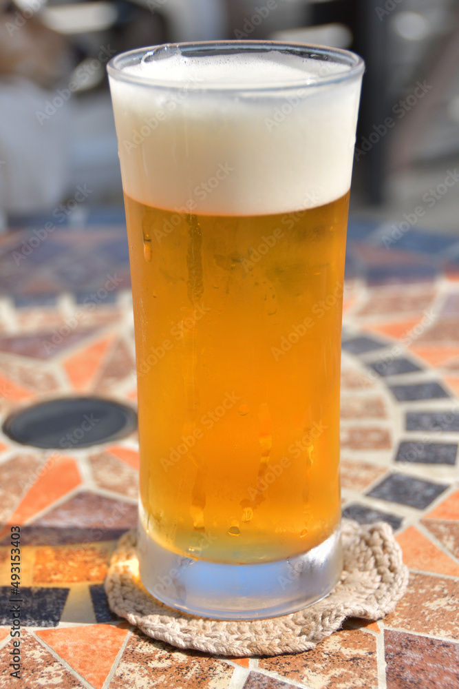 テーブルの上の生ビール テーブルの上の生ビール