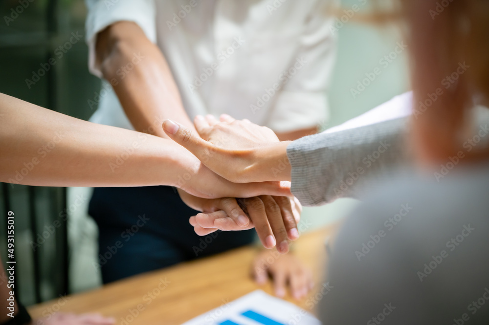 Obraz premium Business people asian team teamwork business join hand together