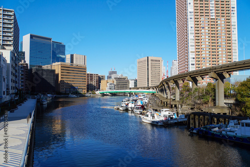 海に近い大都市、東京の中を流れる運河と高層ビルが立ち並ぶ街並み © ToYoPHoTo