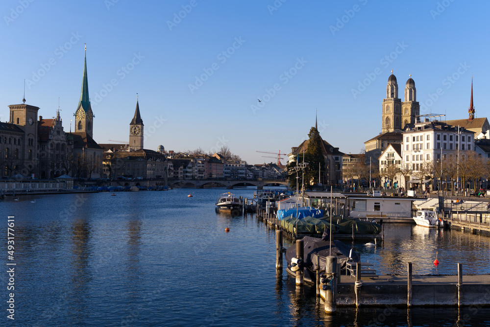 Fototapeta premium Medieval protestant churches Women's Minster St. Peter and Great Minster with river Limmat at the old town of Zürich on a sunny spring afternoon. Photo taken March 4th, 2022, Zurich, Switzerland.