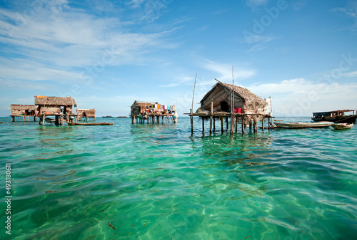 Foto Bajau laut floating village of stilted houses off the coast of Borneo in The Celebes Sea in the vicinity of Sipidan and Tun Sakaran Marine Park