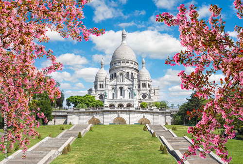 Schilderij op canvas Basilica of Sacre Coeur (Sacred Heart) on Montmartre hill in spring, Paris, Fran