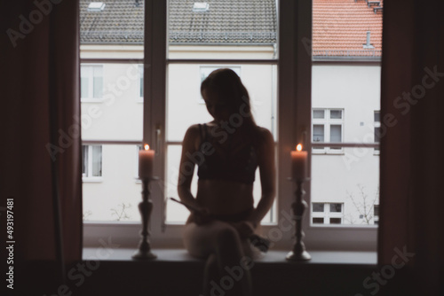 Domina Frau in Schwarz Leder zuhause in Kerzen licht und Peitsche und Maske