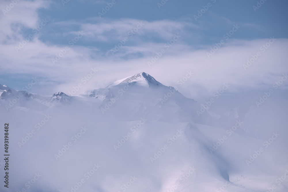 雪山の登山風景