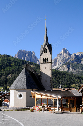 Kirche mit Bergkulisse