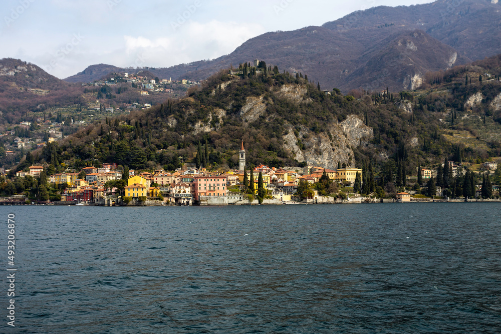 Vista de Varenna no Lago di Como no norte de Itália