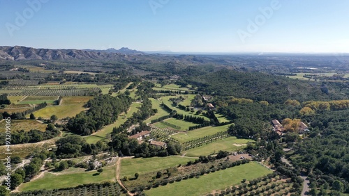 survol des champs d oliviers dans le massif des Alpilles en Provence dans le sud de la France