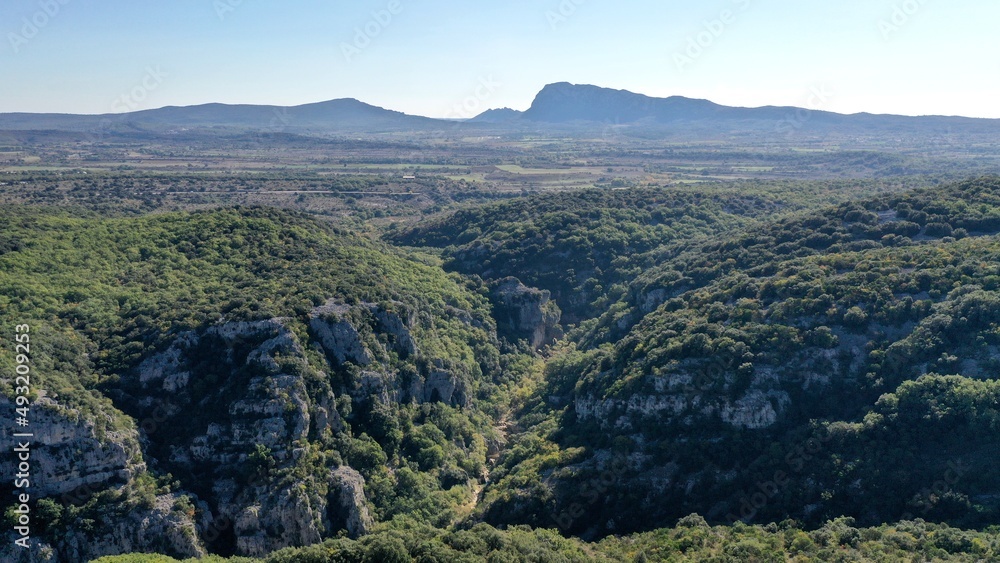 survol de l'arrière pays de Montpellier en Occitanie dans le sud de la France et piémont des Cévennes