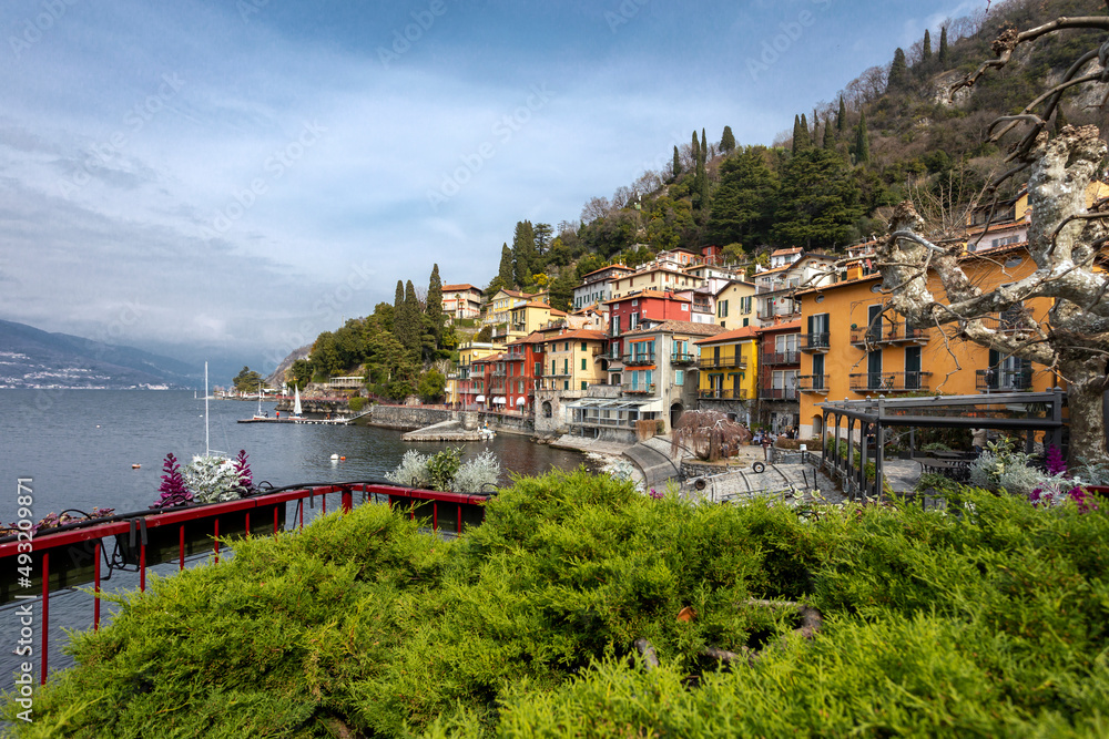 Vista da cidade de Varenna no lago de Como no norte de Itália