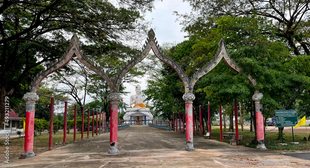 temples sur la route à l'ouest de Ratchaburi, d'inspiration chinoise et hindou