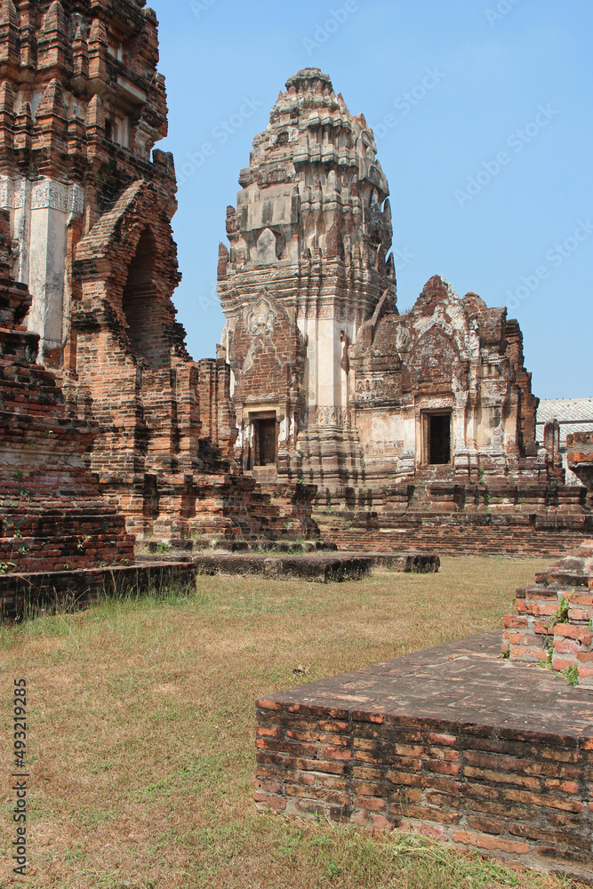 ruined buddhist temple (Wat Phra Si Rattana Mahathat) - Lopburi - Thailand