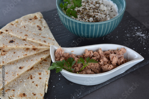 Piadina con tonno e salsa yogurt