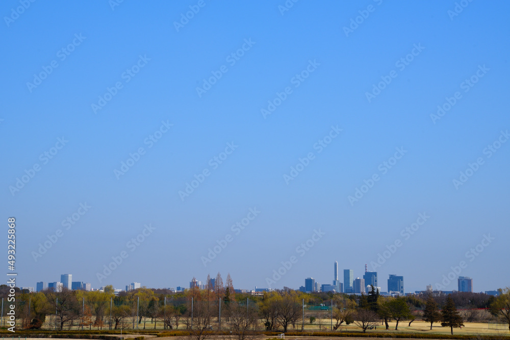 Obraz premium 青空 白い雲 青い空 都市風景 オフィスビル 背景素材
