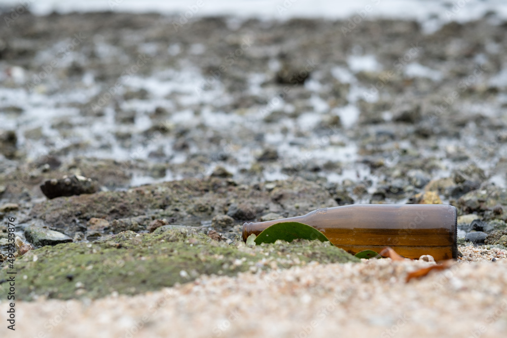Obraz premium garbage on the beach, dirty sea