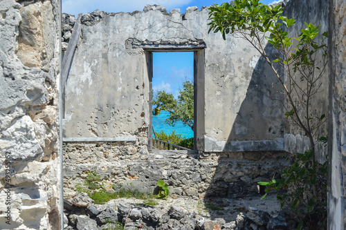 Vue de l oc  an    travers la porte d une vieille prison sur l   le des Exumas  aux Bahamas. 
