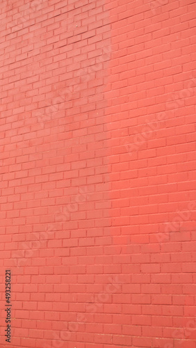 Pared de ladrillo pintada en dos tonos de rojo