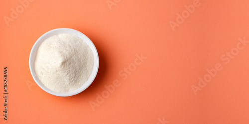 Konstfotografi hydrolyzed collagen powder in the glass bowl