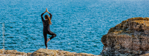 Frau macht Fitness-Übungen an einer Küste