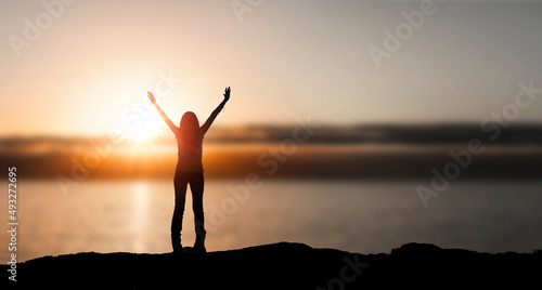 Silhouette einer Frau die Fitness am Strand macht