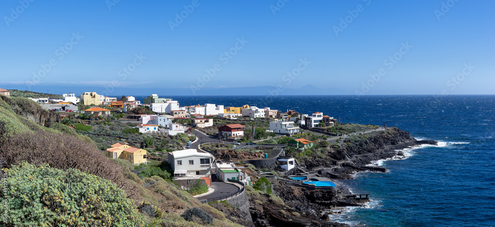 El Hierro, Kanarische Inseln - Blick auf La Caleta an der Ostküste, am Horizont die Nachbarinseln La Gomera und Teneriffa