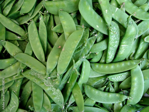 Sugar peas (known also as snap peas or sweet peas) on a farmers market stall in the Aegean coastal town Bodrum, Turkey. 