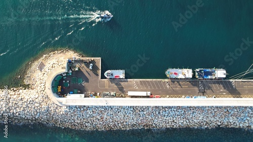 Barca de pesca entrando al puerto de l'Ametlla de Mar