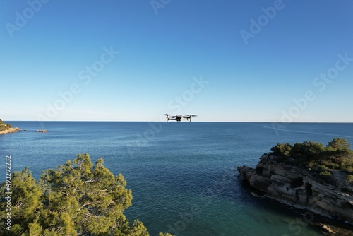 foto de dron sobre el mar