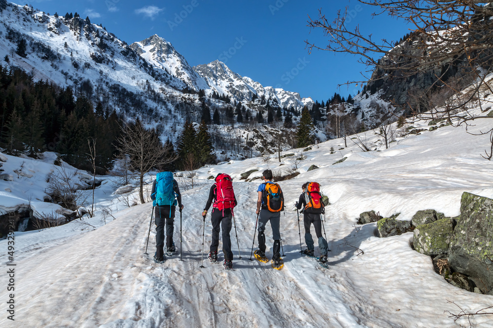 Randonnée raquettes  en Belledonne , en hiver , vallon du Merlet  , Savoie  , Alpes France