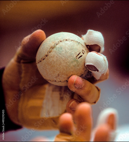 Detalle de una mano y pelota vascas