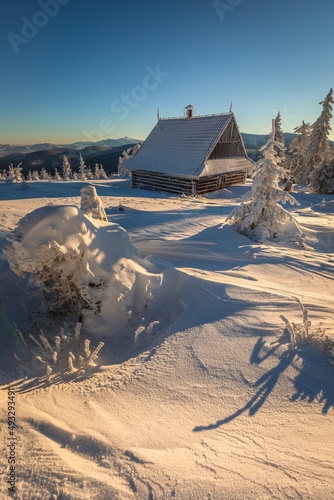 Fototapeta Naklejka Na Ścianę i Meble -  Shelter on Rysianka before sunrise. An atmospheric winter morning.