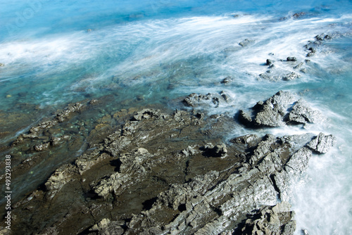 olas del mar en la playa con piedras