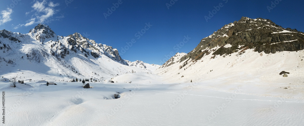 Paysage du Massif de Belledonne en hiver , Panoramique du vallon du Merlet , Savoie , Alpes , France