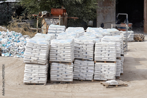 Valokuva bags of gypsum on pallets in the yard of the warehouse
