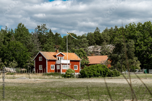Rotes Schwedenhaus inmitten der Natur