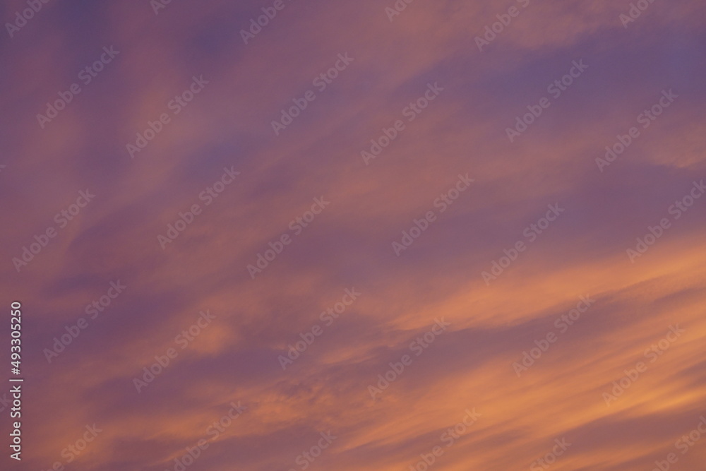 Reiner purer Himmel am Abend zur Zeit der untergehenden Sonne mit sehr schönen Wolken, orange, violett und blau