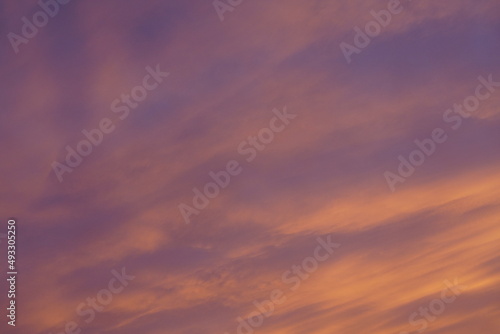 Fototapeta Naklejka Na Ścianę i Meble -  Reiner purer Himmel am Abend zur Zeit der untergehenden Sonne mit sehr schönen Wolken, orange, violett und blau