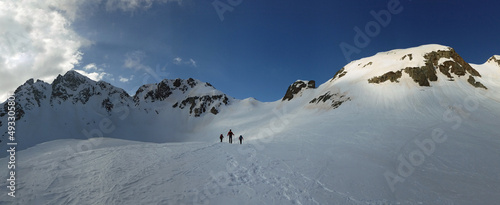 Randonnée raquettes en Belledonne , en hiver , vallon du Merlet , Savoie , Alpes France