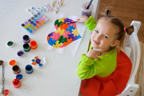 Foto Kid is happy with his drawing as a sign of support for children with autism