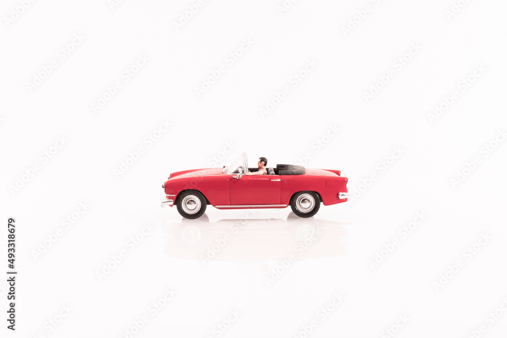 Véhicule miniature de type ancien cabriolet rouge.	