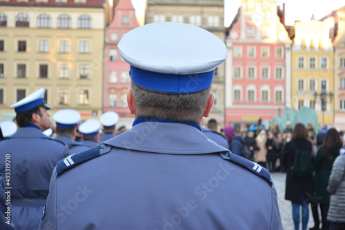 Policjant starszy sierżant w białej czapce. 