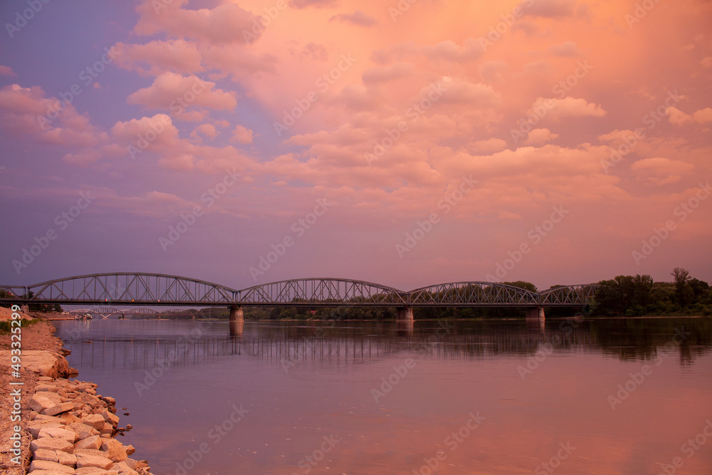 Zachód słońca i most