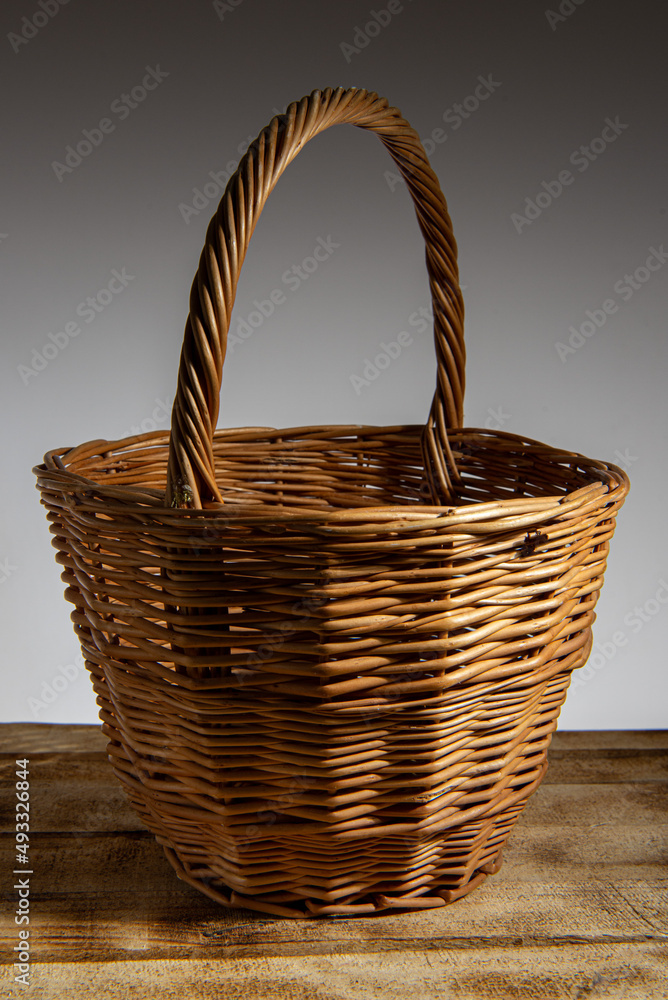 Obraz premium wicker basket on the board
